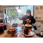 Lee Gook-ju Instagram - #달달한하루 빵순이 친구랑 @pie_intheshop #파이인더샵 5년 안에 먹은 파이중에 젤 맛있다고 하길래.. 5년 전에 먹은 파이는 뭔데 라고 했더니 말을 못하네.. 그럼 6년 안에 먹은 파이 중에 젤 맛있는 걸로 하자🤣 . 사장님 파이 선물 감사해요🖐🏻 제 싸인 값보다 비싼 거 같은데... 몇 장 더 해드릴 걸 그랬나🤔