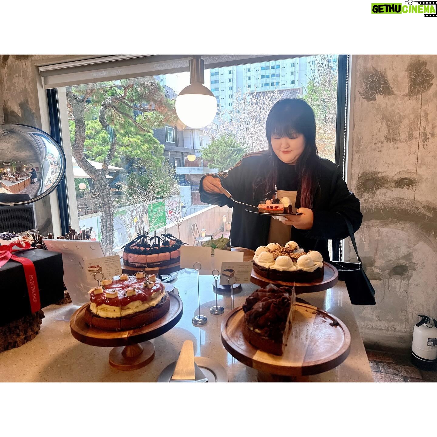 Lee Gook-ju Instagram - #달달한하루 빵순이 친구랑 @pie_intheshop #파이인더샵 5년 안에 먹은 파이중에 젤 맛있다고 하길래.. 5년 전에 먹은 파이는 뭔데 라고 했더니 말을 못하네.. 그럼 6년 안에 먹은 파이 중에 젤 맛있는 걸로 하자🤣 . 사장님 파이 선물 감사해요🖐🏻 제 싸인 값보다 비싼 거 같은데... 몇 장 더 해드릴 걸 그랬나🤔