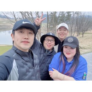 Lee Gook-ju Instagram - 날씨 눈치게임 실패!!
3월이라 더울줄 알고 반팔입고 갔는데.. 비까지 와서🫢
오들오들 떨었지만..맴바가 좋으니까 재밌었지 말뭐!!
더 더워지기 전에 또 갑시다 더우면 난 못해🫠
#베어크리크춘천 에서 #춘천의아들 #양배차 와 절친아우들
#골린이 #테린이 #이국주 언제 으른되나...