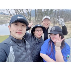 Lee Gook-ju Instagram - 날씨 눈치게임 실패!!
3월이라 더울줄 알고 반팔입고 갔는데.. 비까지 와서🫢
오들오들 떨었지만..맴바가 좋으니까 재밌었지 말뭐!!
더 더워지기 전에 또 갑시다 더우면 난 못해🫠
#베어크리크춘천 에서 #춘천의아들 #양배차 와 절친아우들
#골린이 #테린이 #이국주 언제 으른되나...