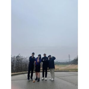 Lee Gook-ju Instagram - 날씨 눈치게임 실패!!
3월이라 더울줄 알고 반팔입고 갔는데.. 비까지 와서🫢
오들오들 떨었지만..맴바가 좋으니까 재밌었지 말뭐!!
더 더워지기 전에 또 갑시다 더우면 난 못해🫠
#베어크리크춘천 에서 #춘천의아들 #양배차 와 절친아우들
#골린이 #테린이 #이국주 언제 으른되나...