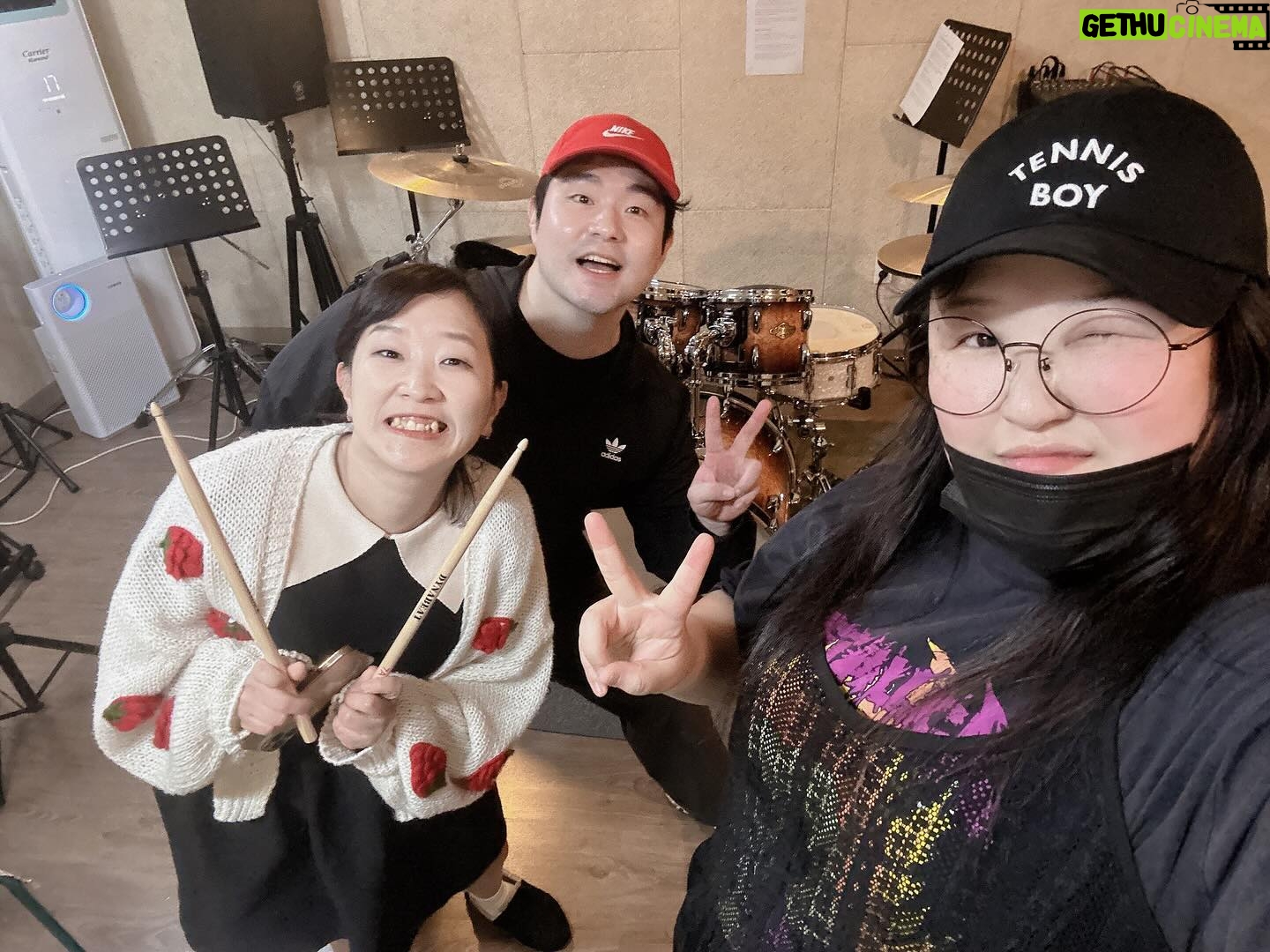 Lee Gook-ju Instagram - #드린이 첫 수업날 🥁 칭구 덕분에 좋은쌤 만났지뭐야 ㅋㅋ 쌤 에너지가 학생만큼 좋으시네요 #흥국주 두번 배웠는데.. 잘 한다며 숙제까지 내주시는 열정쌤!! 저도 #꼬꼬방 2호점 차리게 도와주세요 🫣 조만간 #사랑비 간다!!! 다들 기대해 매일매일이 취미로 하루하루가 빡셈.. 하고싶은건 해야지👍🏻