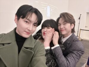 Lee Gook-ju Instagram - 바쁜주말🖐🏻
@_hyejidaejiiiii @hochul87 결혼축하해👰🏻‍♀️🤵🏻
@mkseol @da_w0214 생일축하해 👦🏻👩🏻
.
오랜만에 만난 코빅 식구들과 회사 사람들 모두 반가웠어요🤍