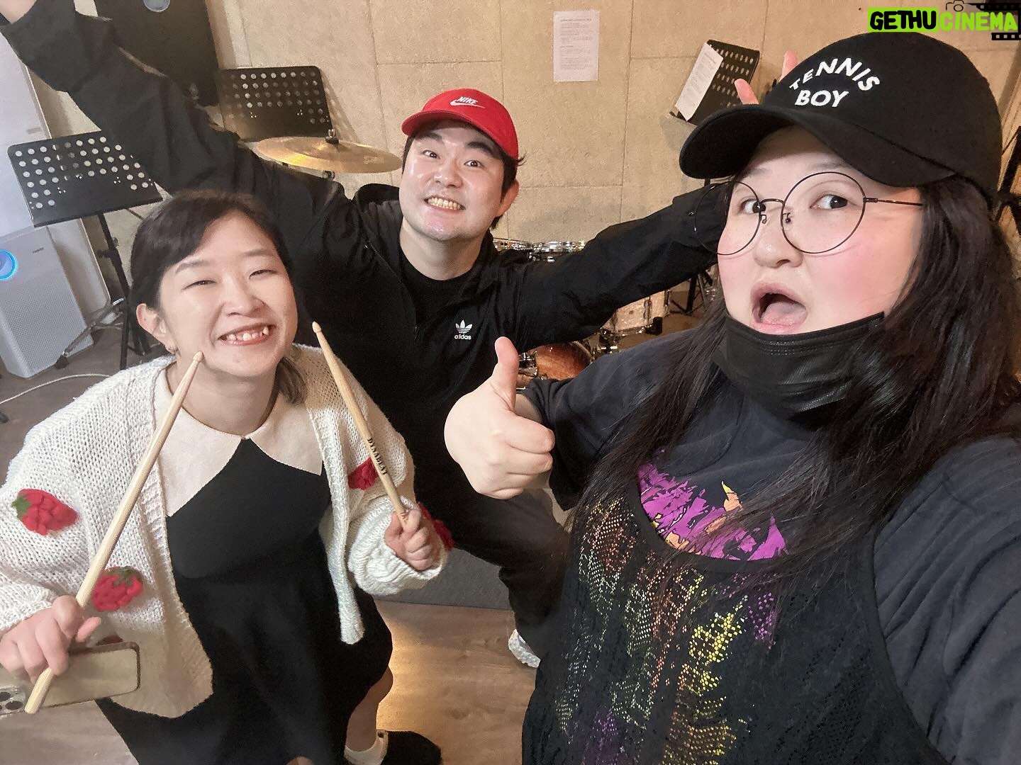 Lee Gook-ju Instagram - #드린이 첫 수업날 🥁 칭구 덕분에 좋은쌤 만났지뭐야 ㅋㅋ 쌤 에너지가 학생만큼 좋으시네요 #흥국주 두번 배웠는데.. 잘 한다며 숙제까지 내주시는 열정쌤!! 저도 #꼬꼬방 2호점 차리게 도와주세요 🫣 조만간 #사랑비 간다!!! 다들 기대해 매일매일이 취미로 하루하루가 빡셈.. 하고싶은건 해야지👍🏻