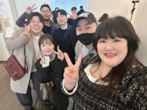 Lee Gook-ju Instagram - 바쁜주말🖐🏻
@_hyejidaejiiiii @hochul87 결혼축하해👰🏻‍♀️🤵🏻
@mkseol @da_w0214 생일축하해 👦🏻👩🏻
.
오랜만에 만난 코빅 식구들과 회사 사람들 모두 반가웠어요🤍