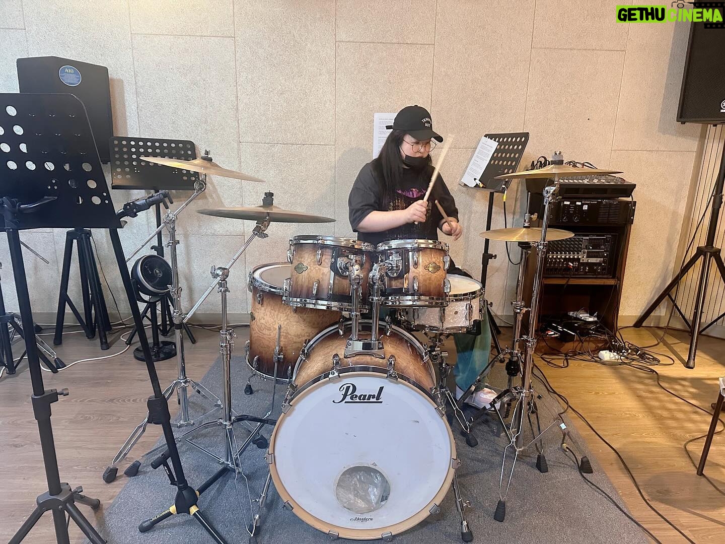 Lee Gook-ju Instagram - #드린이 첫 수업날 🥁 칭구 덕분에 좋은쌤 만났지뭐야 ㅋㅋ 쌤 에너지가 학생만큼 좋으시네요 #흥국주 두번 배웠는데.. 잘 한다며 숙제까지 내주시는 열정쌤!! 저도 #꼬꼬방 2호점 차리게 도와주세요 🫣 조만간 #사랑비 간다!!! 다들 기대해 매일매일이 취미로 하루하루가 빡셈.. 하고싶은건 해야지👍🏻