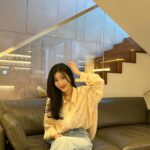 Lee Hae-ri Instagram - 요정 식탁 나가서 오빠가 해준 맛있는 밥도 먹고 수다를 수다를 그렇게 떨고 왔어요 보러 갈 사람~~~🤚🏻🫵🏻