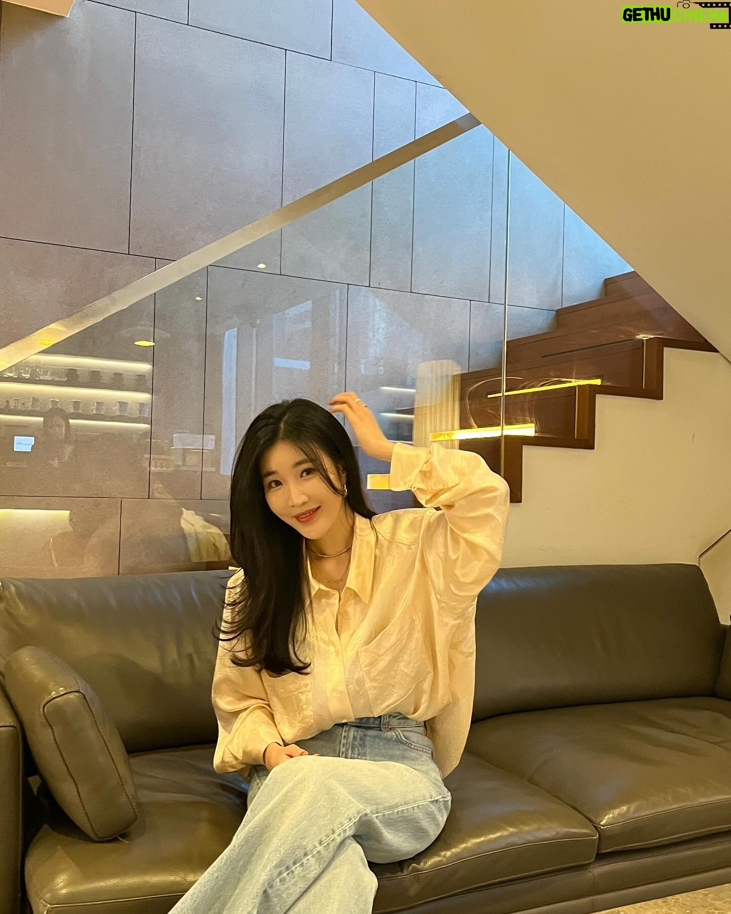 Lee Hae-ri Instagram - 요정 식탁 나가서 오빠가 해준 맛있는 밥도 먹고 수다를 수다를 그렇게 떨고 왔어요 보러 갈 사람~~~🤚🏻🫵🏻