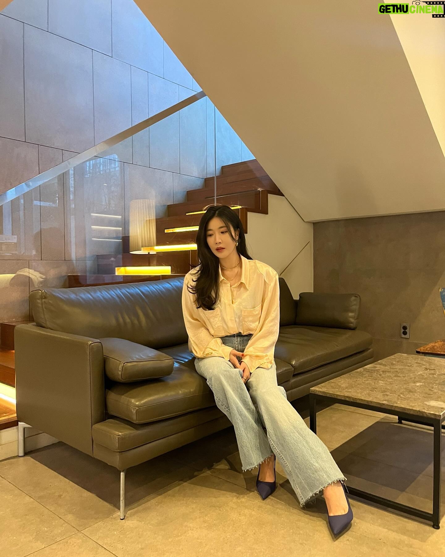 Lee Hae-ri Instagram - 요정 식탁 나가서 오빠가 해준 맛있는 밥도 먹고 수다를 수다를 그렇게 떨고 왔어요 보러 갈 사람~~~🤚🏻🫵🏻