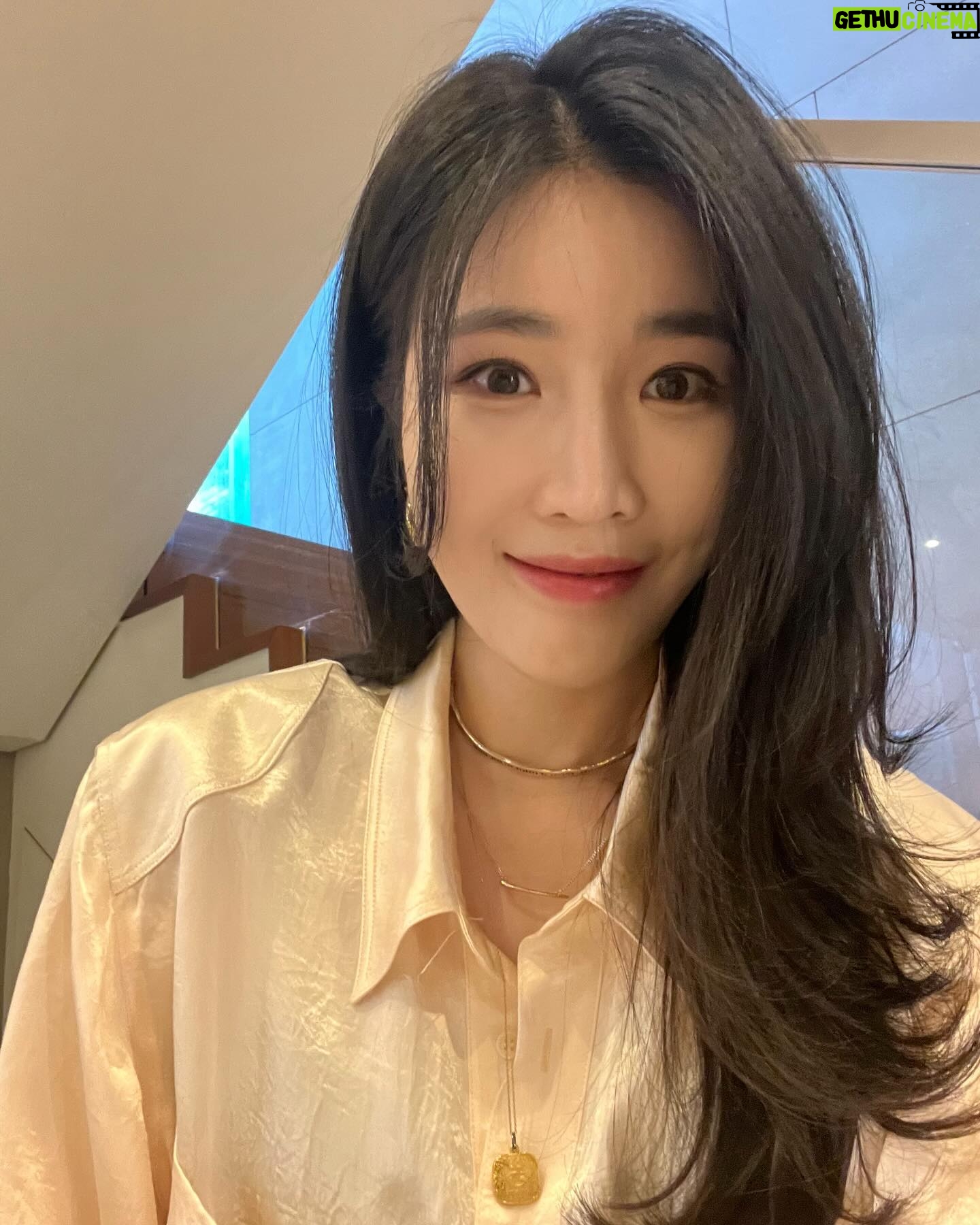 Lee Hae-ri Instagram - 요정 식탁 나가서 오빠가 해준 맛있는 밥도 먹고 수다를 수다를 그렇게 떨고 왔어요 보러 갈 사람~~~🤚🏻🫵🏻