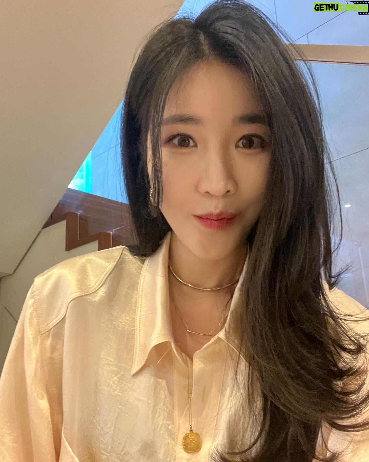 Lee Hae-ri Instagram - 요정 식탁 나가서 오빠가 해준 맛있는 밥도 먹고 수다를 수다를 그렇게 떨고 왔어요 보러 갈 사람~~~🤚🏻🫵🏻