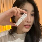 Lee Hae-ri Instagram - 바르고 진짜 깜짝이야. 갑자기 입쯀미인💋💄 이렇게 촉촉하고 자연스럽게 예쁠 수 있나요 주의:사진 컬러보다 실물이 더 예쁠 수 있음