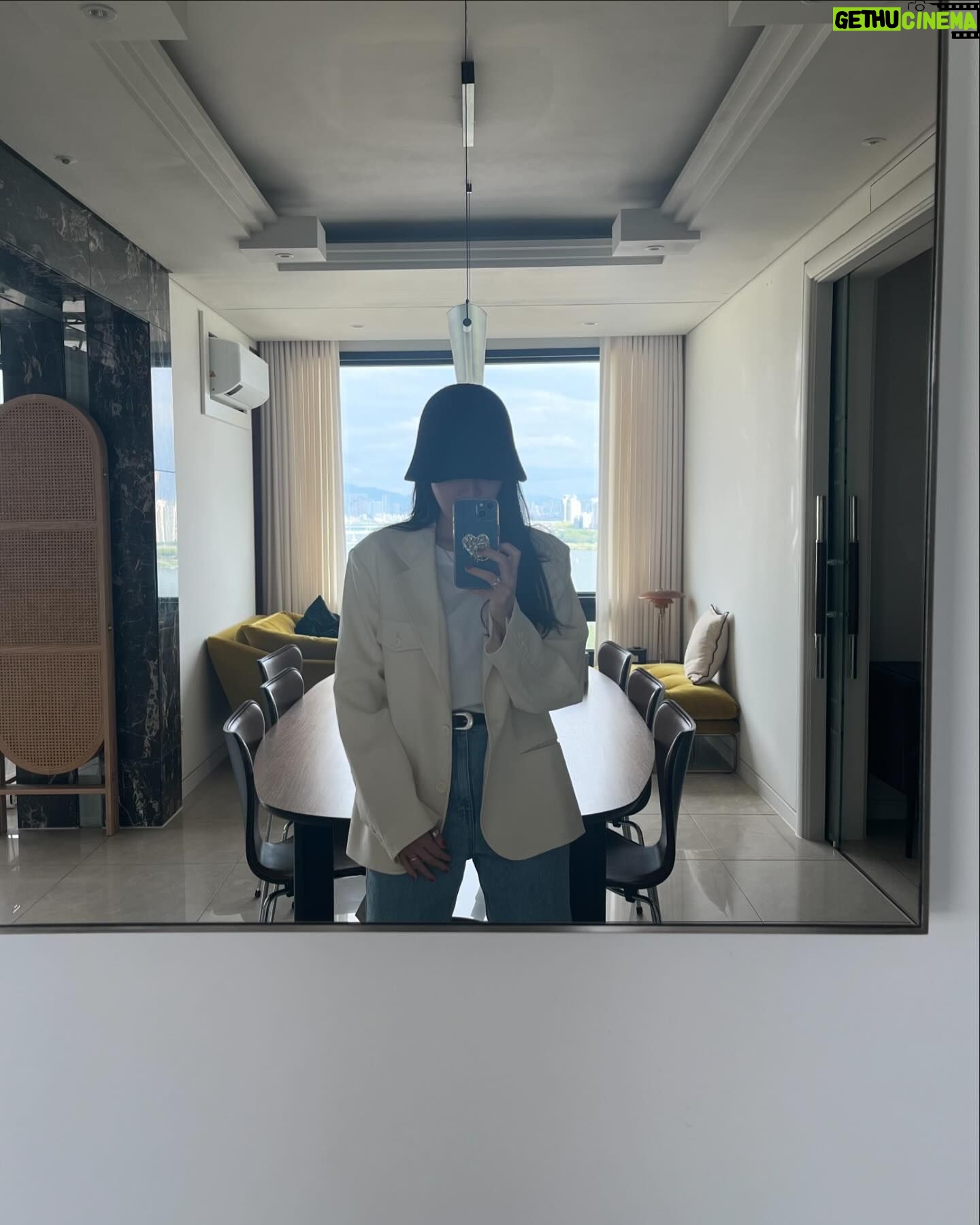 Lee Hae-ri Instagram - 요즘 요것저것 모음집 1.퇴근행복 2.왓츠인마이백 짱맛 3.너무기야운 촛대 4.최애모자 모자분리불안 5.감쟈 new장난감통 장만 6.스피커득템 7.어그에서 나 키작인거 어뜨케알았쨰 8.콘란샵 구경갔다 데려옴💙 9.나는 초가 너무 좋아요 10.내사랑 카레우동