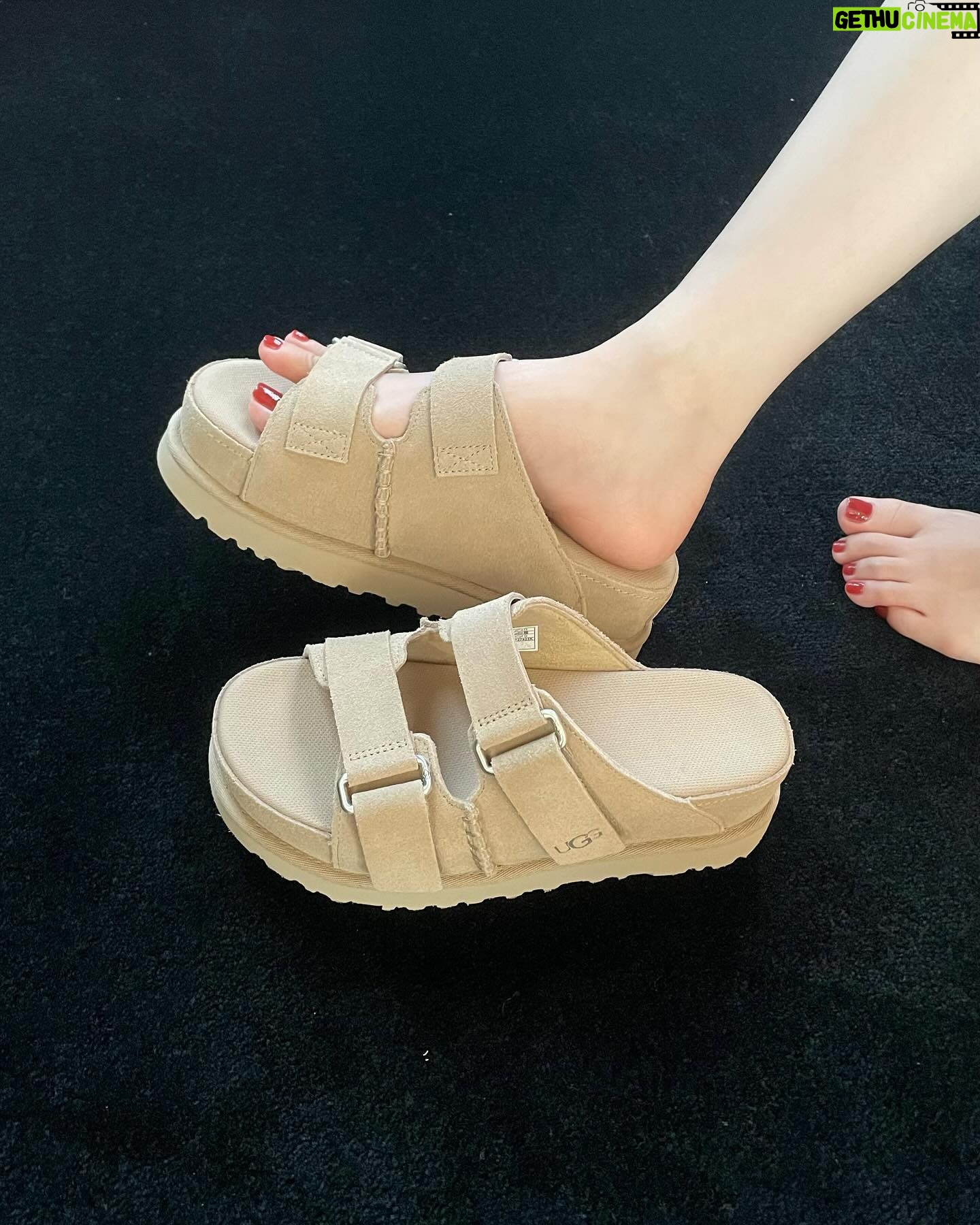 Lee Hae-ri Instagram - 요즘 요것저것 모음집 1.퇴근행복 2.왓츠인마이백 짱맛 3.너무기야운 촛대 4.최애모자 모자분리불안 5.감쟈 new장난감통 장만 6.스피커득템 7.어그에서 나 키작인거 어뜨케알았쨰 8.콘란샵 구경갔다 데려옴💙 9.나는 초가 너무 좋아요 10.내사랑 카레우동