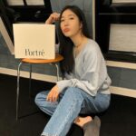 Lee Hae-ri Instagram - 아니 포트레에서 선물이 왔는데요.. 너무 예뻐서 잠시 기절을 했다가 일어나서 정신 차리고 사진 올려요 색상이…뭐 말해 뭐해요 진짜 하나도 안빼고 다 예뻐요 뭔마리냐면.언제든 어느 옷이든 적재적소에 사용할 수 있는 기맥킨 컬러들이 너무 귀엽고 고급진 비정형 용기 안에서 저에게 용기를 내라고 말해주고 있어요? 에? 요즘 젤 네일을 쉬고 있는 중인데 손톱 옷이 꼭 필요한 날 쑉 골라서 입고 또 바로 지우고 다른 컬로 또 바르고 또 지우고 또 바르고 또 지…더보기 암튼 저에게 너무너무 필요한 네일 누보 주스❤️사랑입니다