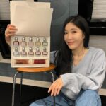 Lee Hae-ri Instagram - 아니 포트레에서 선물이 왔는데요.. 너무 예뻐서 잠시 기절을 했다가 일어나서 정신 차리고 사진 올려요 색상이…뭐 말해 뭐해요 진짜 하나도 안빼고 다 예뻐요 뭔마리냐면.언제든 어느 옷이든 적재적소에 사용할 수 있는 기맥킨 컬러들이 너무 귀엽고 고급진 비정형 용기 안에서 저에게 용기를 내라고 말해주고 있어요? 에? 요즘 젤 네일을 쉬고 있는 중인데 손톱 옷이 꼭 필요한 날 쑉 골라서 입고 또 바로 지우고 다른 컬로 또 바르고 또 지우고 또 바르고 또 지…더보기 암튼 저에게 너무너무 필요한 네일 누보 주스❤️사랑입니다