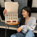 Lee Hae-ri Instagram - 아니 포트레에서 선물이 왔는데요.. 너무 예뻐서 잠시 기절을 했다가 일어나서 정신 차리고 사진 올려요 색상이…뭐 말해 뭐해요 진짜 하나도 안빼고 다 예뻐요 뭔마리냐면.언제든 어느 옷이든 적재적소에 사용할 수 있는 기맥킨 컬러들이 너무 귀엽고 고급진 비정형 용기 안에서 저에게 용기를 내라고 말해주고 있어요? 에? 요즘 젤 네일을 쉬고 있는 중인데 손톱 옷이 꼭 필요한 날 쑉 골라서 입고 또 바로 지우고 다른 컬로 또 바르고 또 지우고 또 바르고 또 지…더보기 암튼 저에게 너무너무 필요한 네일 누보 주스❤️사랑입니다