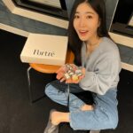 Lee Hae-ri Instagram - 아니 포트레에서 선물이 왔는데요.. 너무 예뻐서 잠시 기절을 했다가 일어나서 정신 차리고 사진 올려요 색상이…뭐 말해 뭐해요 진짜 하나도 안빼고 다 예뻐요 뭔마리냐면.언제든 어느 옷이든 적재적소에 사용할 수 있는 기맥킨 컬러들이 너무 귀엽고 고급진 비정형 용기 안에서 저에게 용기를 내라고 말해주고 있어요? 에? 요즘 젤 네일을 쉬고 있는 중인데 손톱 옷이 꼭 필요한 날 쑉 골라서 입고 또 바로 지우고 다른 컬로 또 바르고 또 지우고 또 바르고 또 지…더보기 암튼 저에게 너무너무 필요한 네일 누보 주스❤️사랑입니다