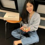 Lee Hae-ri Instagram - 아니 포트레에서 선물이 왔는데요.. 너무 예뻐서 잠시 기절을 했다가 일어나서 정신 차리고 사진 올려요 색상이…뭐 말해 뭐해요 진짜 하나도 안빼고 다 예뻐요 뭔마리냐면.언제든 어느 옷이든 적재적소에 사용할 수 있는 기맥킨 컬러들이 너무 귀엽고 고급진 비정형 용기 안에서 저에게 용기를 내라고 말해주고 있어요? 에? 요즘 젤 네일을 쉬고 있는 중인데 손톱 옷이 꼭 필요한 날 쑉 골라서 입고 또 바로 지우고 다른 컬로 또 바르고 또 지우고 또 바르고 또 지…더보기 암튼 저에게 너무너무 필요한 네일 누보 주스❤️사랑입니다