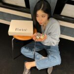 Lee Hae-ri Instagram - 아니 포트레에서 선물이 왔는데요.. 너무 예뻐서 잠시 기절을 했다가 일어나서 정신 차리고 사진 올려요 색상이…뭐 말해 뭐해요 진짜 하나도 안빼고 다 예뻐요 뭔마리냐면.언제든 어느 옷이든 적재적소에 사용할 수 있는 기맥킨 컬러들이 너무 귀엽고 고급진 비정형 용기 안에서 저에게 용기를 내라고 말해주고 있어요? 에? 요즘 젤 네일을 쉬고 있는 중인데 손톱 옷이 꼭 필요한 날 쑉 골라서 입고 또 바로 지우고 다른 컬로 또 바르고 또 지우고 또 바르고 또 지…더보기 암튼 저에게 너무너무 필요한 네일 누보 주스❤️사랑입니다
