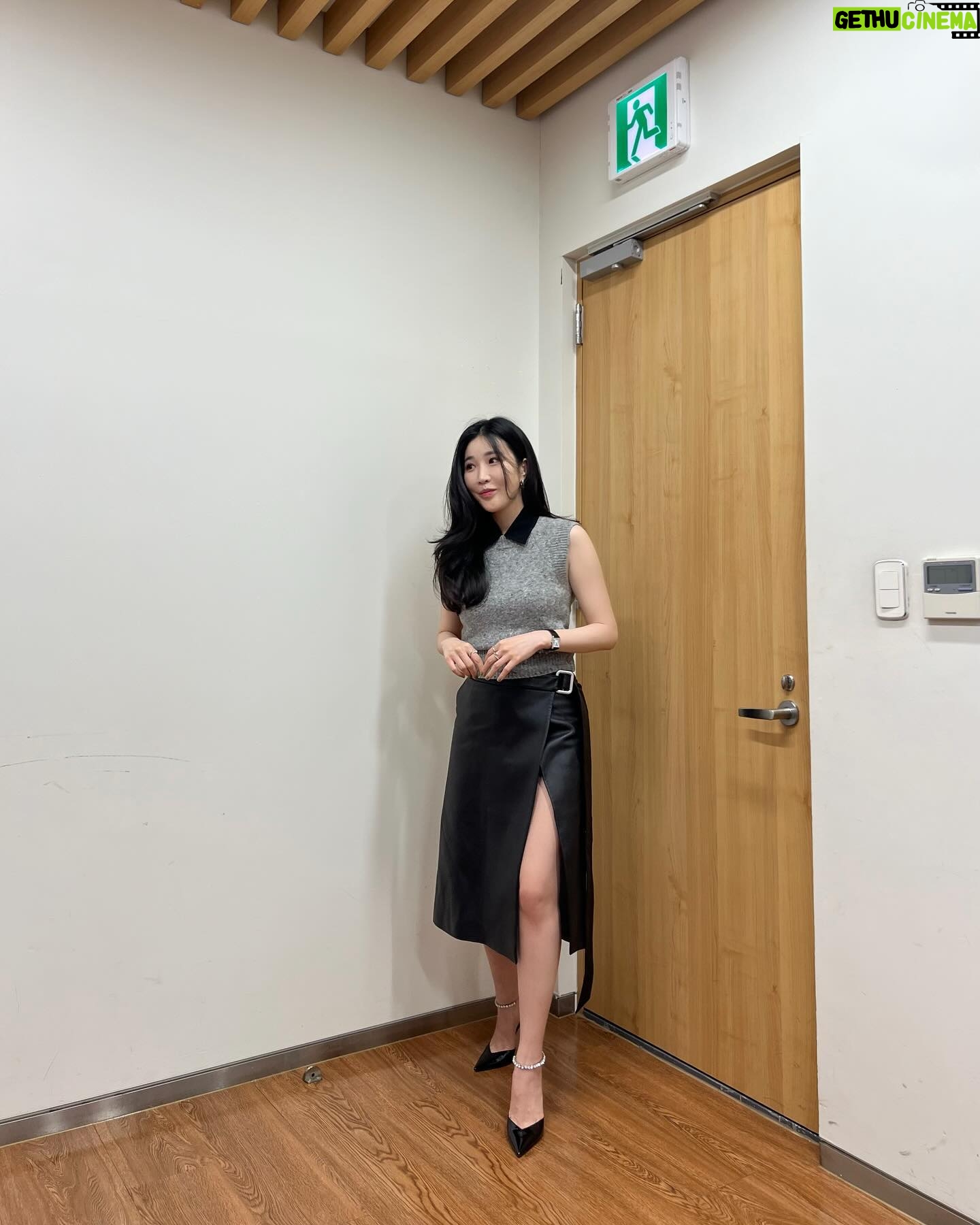 Lee Hae-ri Instagram - 송 스틸러 제작 발표회!!!! 내일 첫 방송이지여🖤많관사부우우우