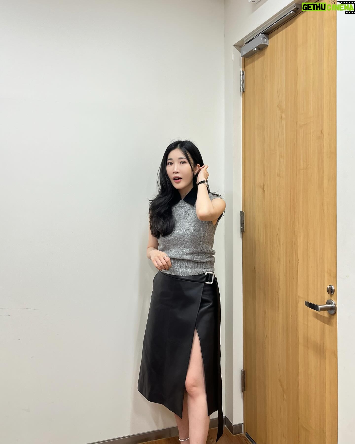 Lee Hae-ri Instagram - 송 스틸러 제작 발표회!!!! 내일 첫 방송이지여🖤많관사부우우우