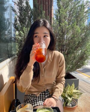 Lee Hae-ri Instagram - 쉬는 날 카페가서 놀다가 걷다가 콘란샵 구경 갔다가 집 와서 지쳤지만 그래도 힘내서 소꼬리찜 해 먹은 날!!!!!!!