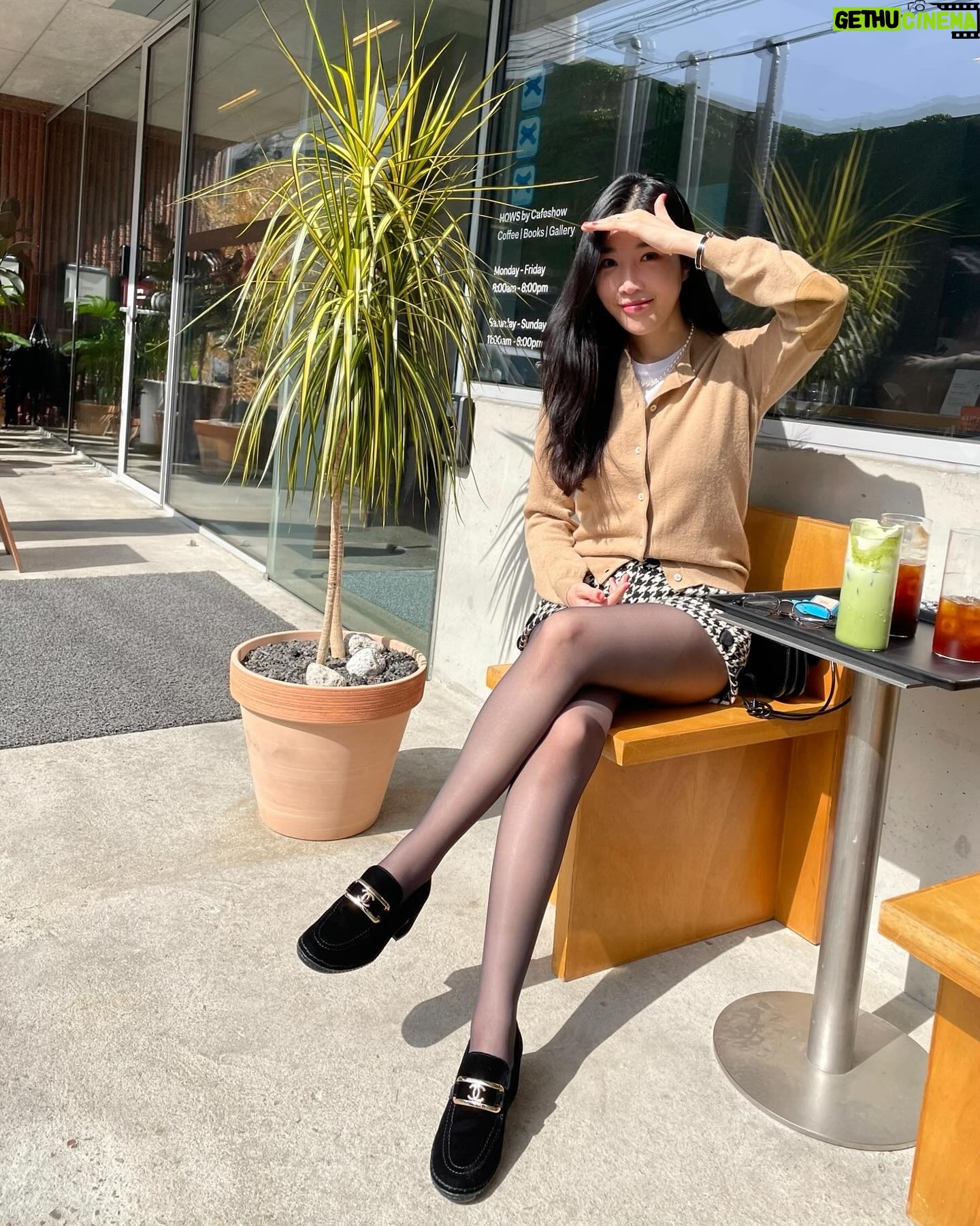 Lee Hae-ri - 20.2K Likes - 쉬는 날 카페가서 놀다가 걷다가 콘란샵 구경 갔다가 집 와서 지쳤지만 그래도 힘내서 소꼬리찜 해 먹은 날!!!!!!!