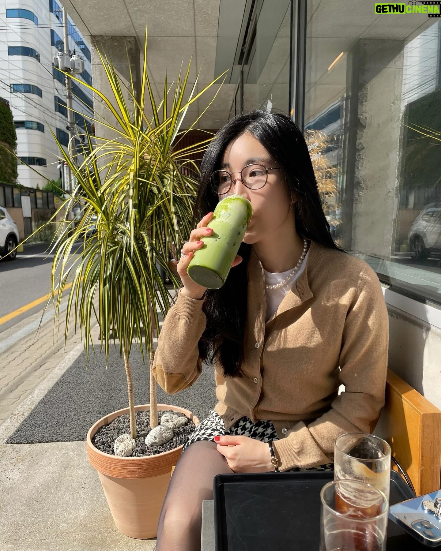 Lee Hae-ri - 20.2K Likes - 쉬는 날 카페가서 놀다가 걷다가 콘란샵 구경 갔다가 집 와서 지쳤지만 그래도 힘내서 소꼬리찜 해 먹은 날!!!!!!!