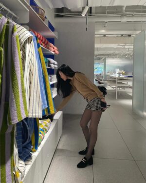Lee Hae-ri Instagram - 쉬는 날 카페가서 놀다가 걷다가 콘란샵 구경 갔다가 집 와서 지쳤지만 그래도 힘내서 소꼬리찜 해 먹은 날!!!!!!!