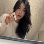 Lee Hae-ri Instagram - 바르고 진짜 깜짝이야. 갑자기 입쯀미인💋💄 이렇게 촉촉하고 자연스럽게 예쁠 수 있나요 주의:사진 컬러보다 실물이 더 예쁠 수 있음