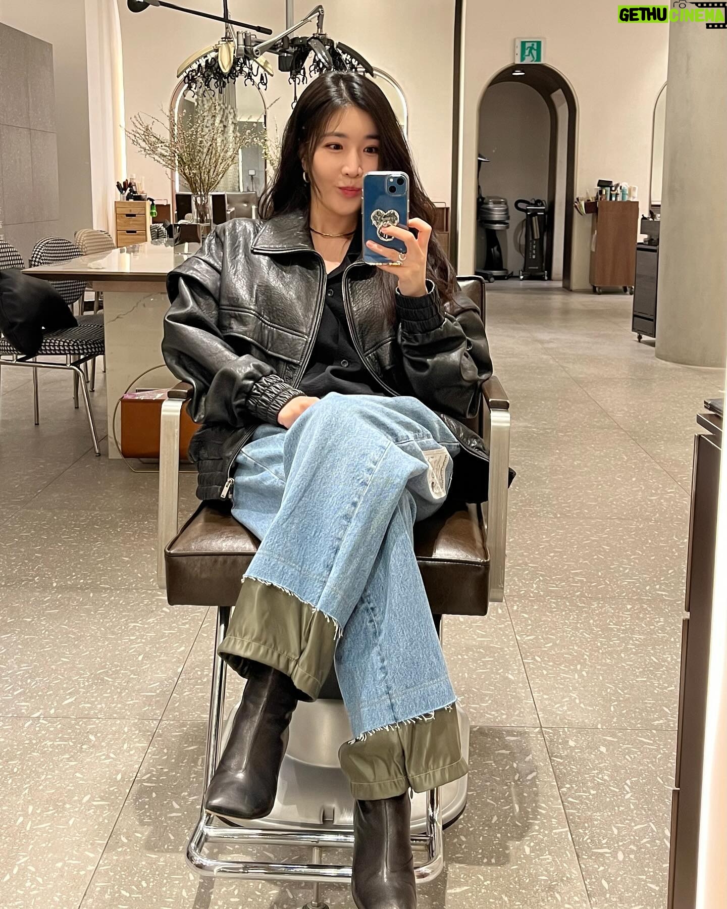 Lee Hae-ri Instagram - 오늘은 날씨가 비도 오고 꾸불랑꾸불랑 하지만 그거 알아요?이런 날 너편돼 들으면 또 막 괜히 울칵하고 더 좋던데❤️