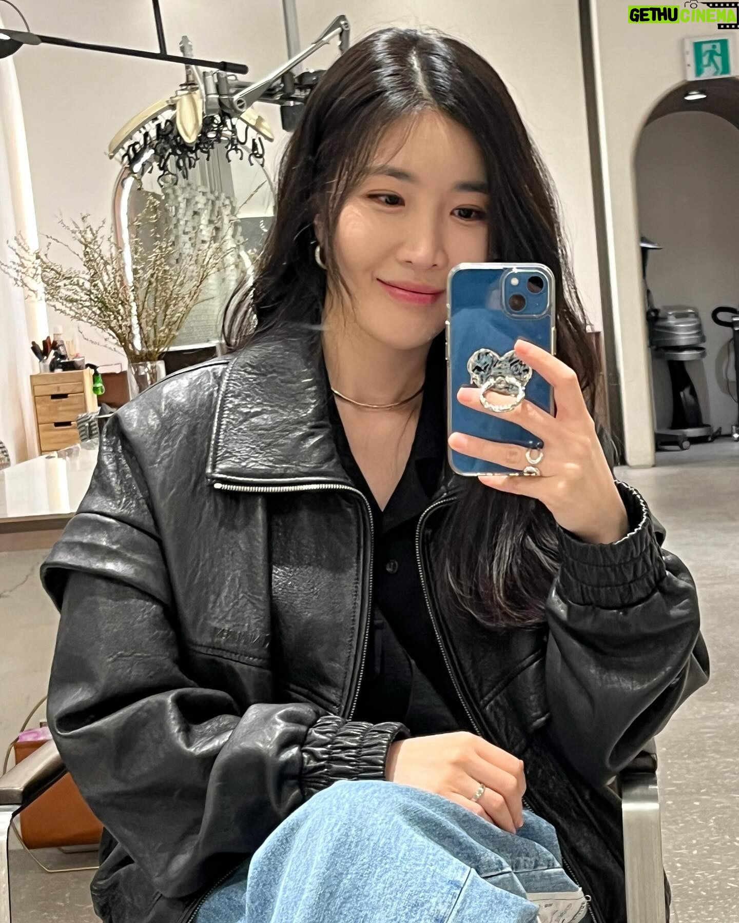 Lee Hae-ri Instagram - 오늘은 날씨가 비도 오고 꾸불랑꾸불랑 하지만 그거 알아요?이런 날 너편돼 들으면 또 막 괜히 울칵하고 더 좋던데❤️