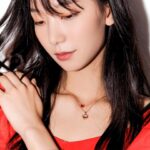Lee Ho-jung Instagram – Ready for X-Mas with @chopard 🎄

#광고 #chopardholidayseason #chopardgift