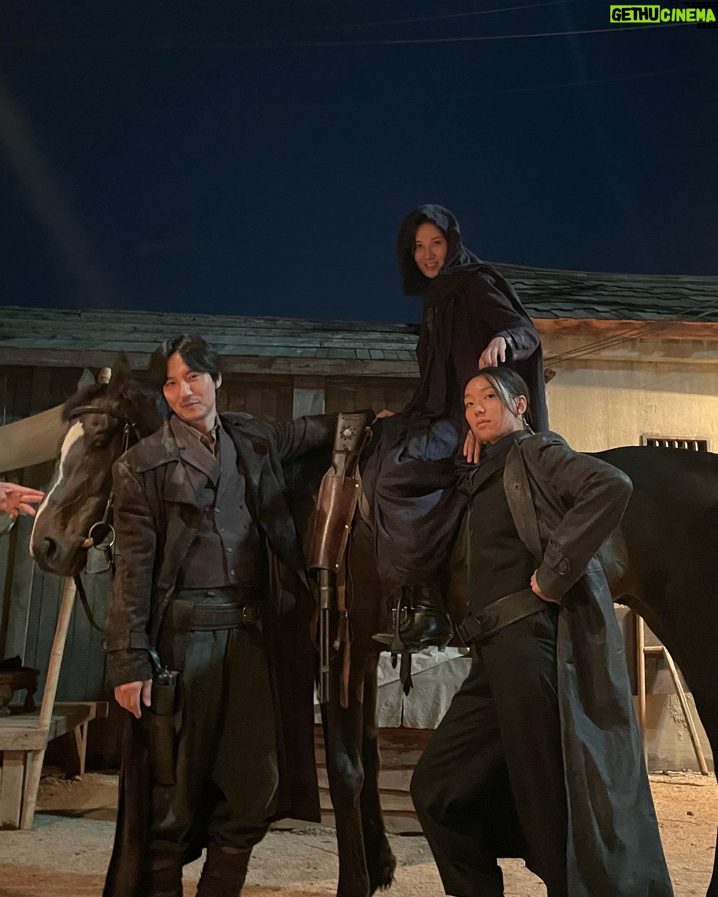 Lee Ho-jung Instagram - 추석엔 #도적 🔪 #songofthebandits @netflixkr
