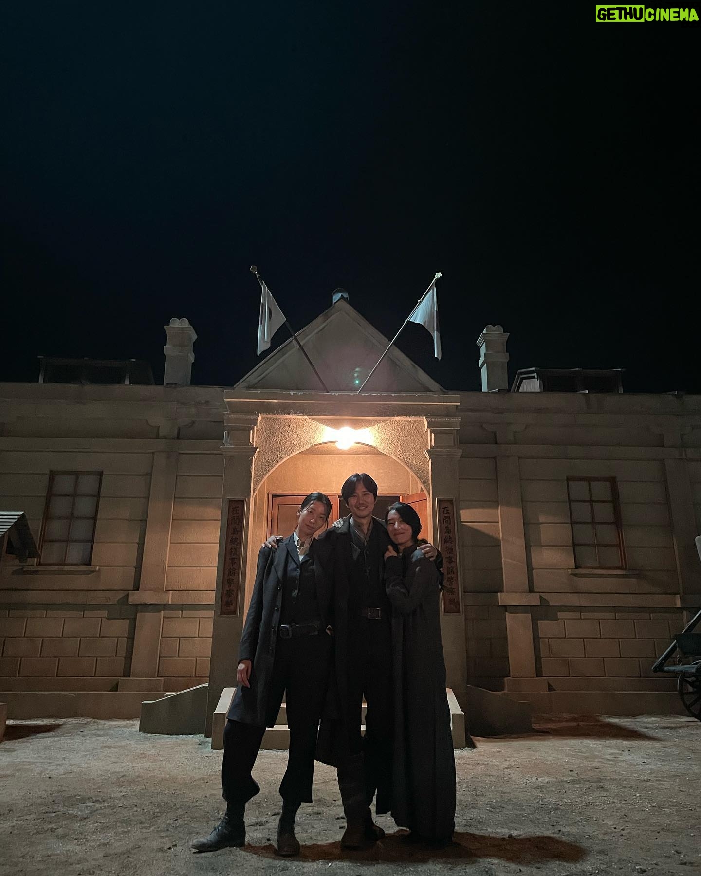 Lee Ho-jung Instagram - 추석엔 #도적 🔪 #songofthebandits @netflixkr