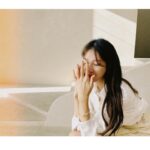 Lee Ji-ah Instagram - Knot your typical bracelet @TiffanyAndCo #TiffanyAndCo Knot collection 🎁👀