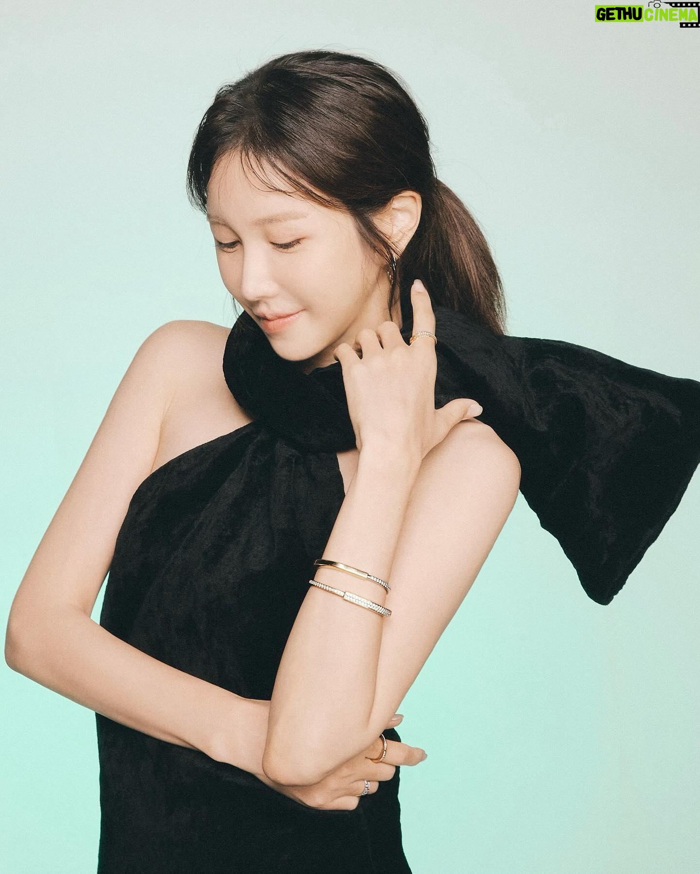 Lee Ji-ah Instagram - Happy Holidays with Tiffany! #TiffanyAndCo #ATiffanyHoliday 🎄🎁🧸 #티파니앤코 #티파니홀리데이 @tiffanyandco