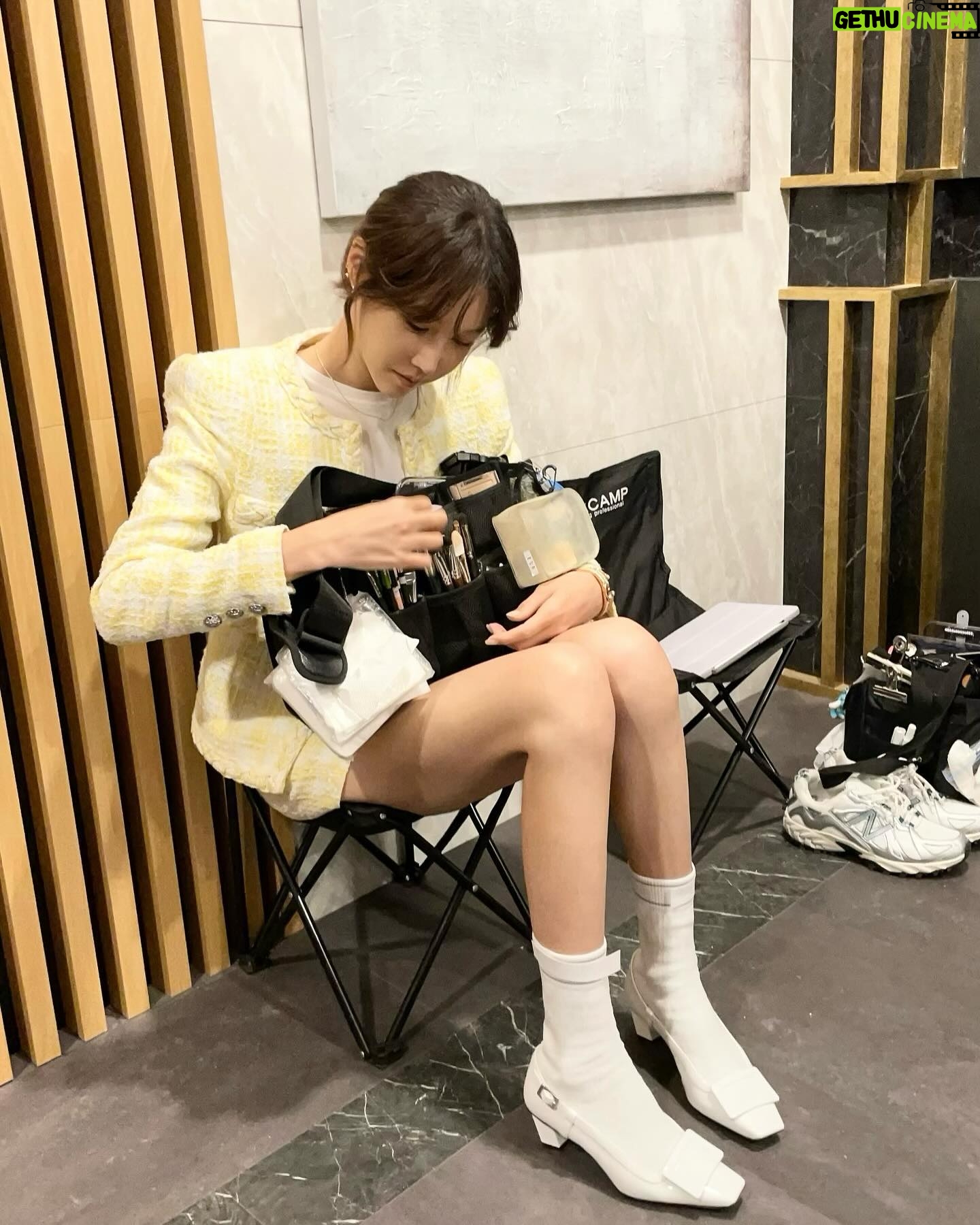Lee Ji-ah Instagram - #끝내주는해결사 #사라킴 😎 #jtbc #queenofdivorce #viu 진주메이크업백 🤣