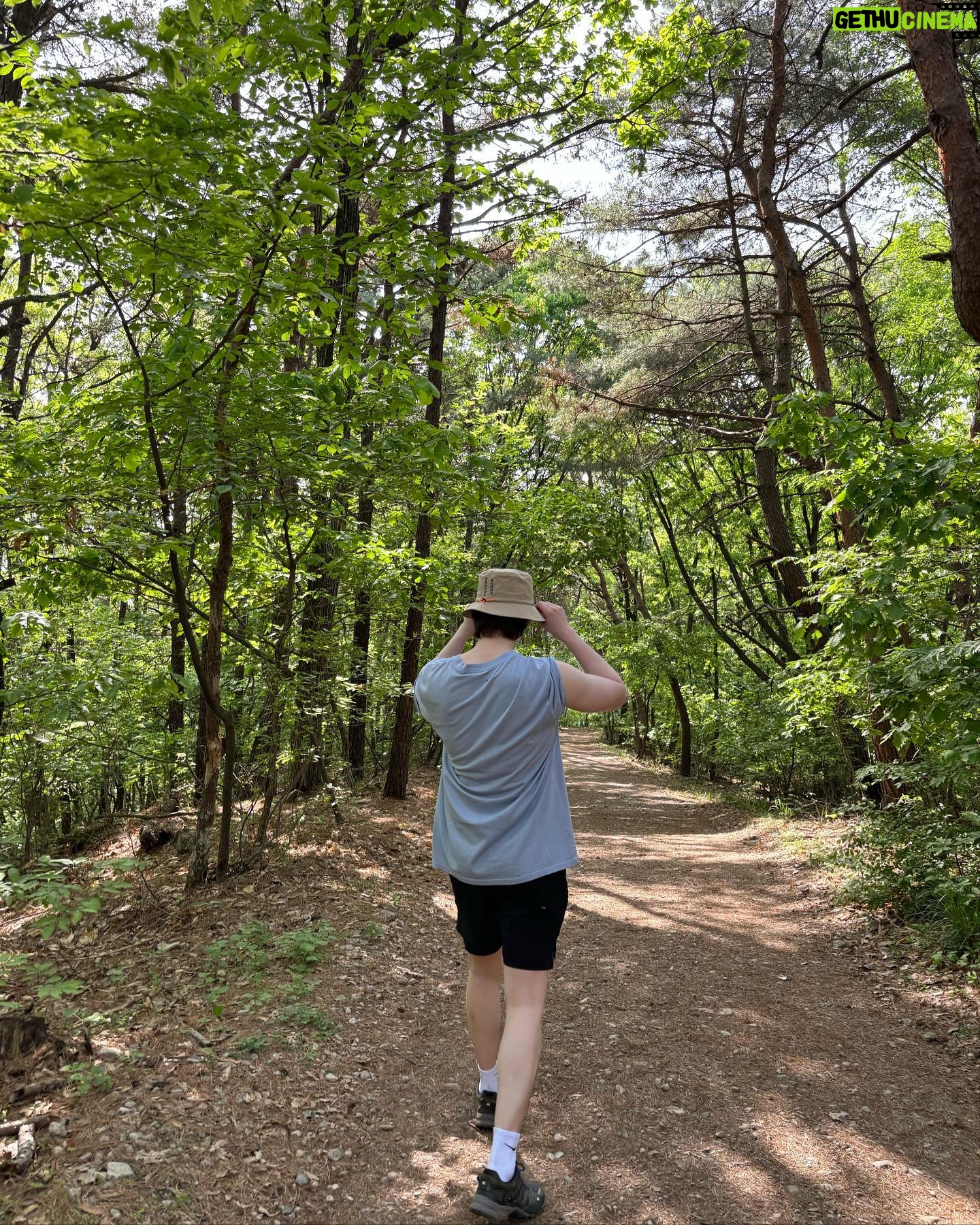 Lee Jong-suk Instagram - 가벼운 마음으로 무거운 몸을 이끌고🐌🪲🌳🌱🌷