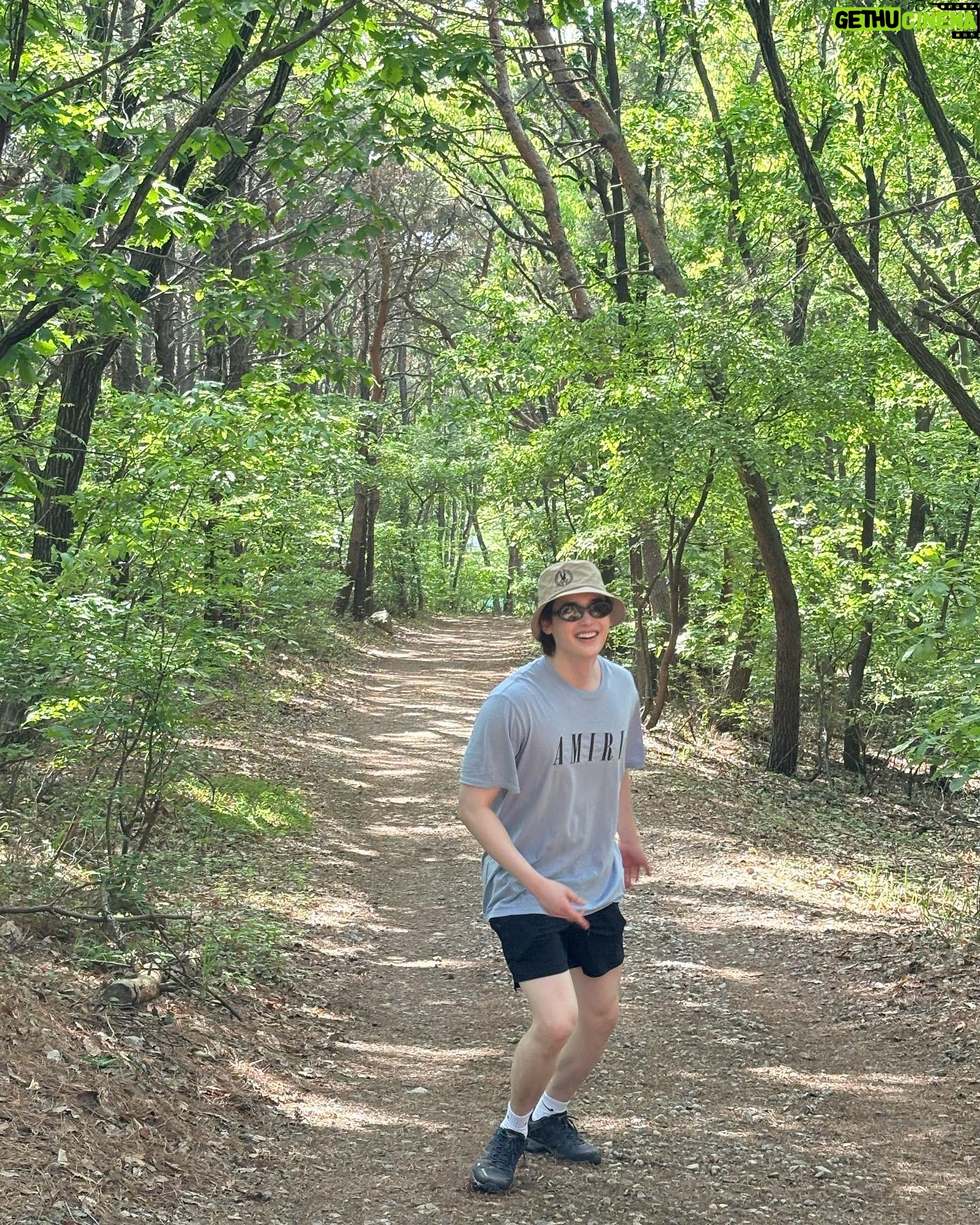 Lee Jong-suk Instagram - 가벼운 마음으로 무거운 몸을 이끌고🐌🪲🌳🌱🌷