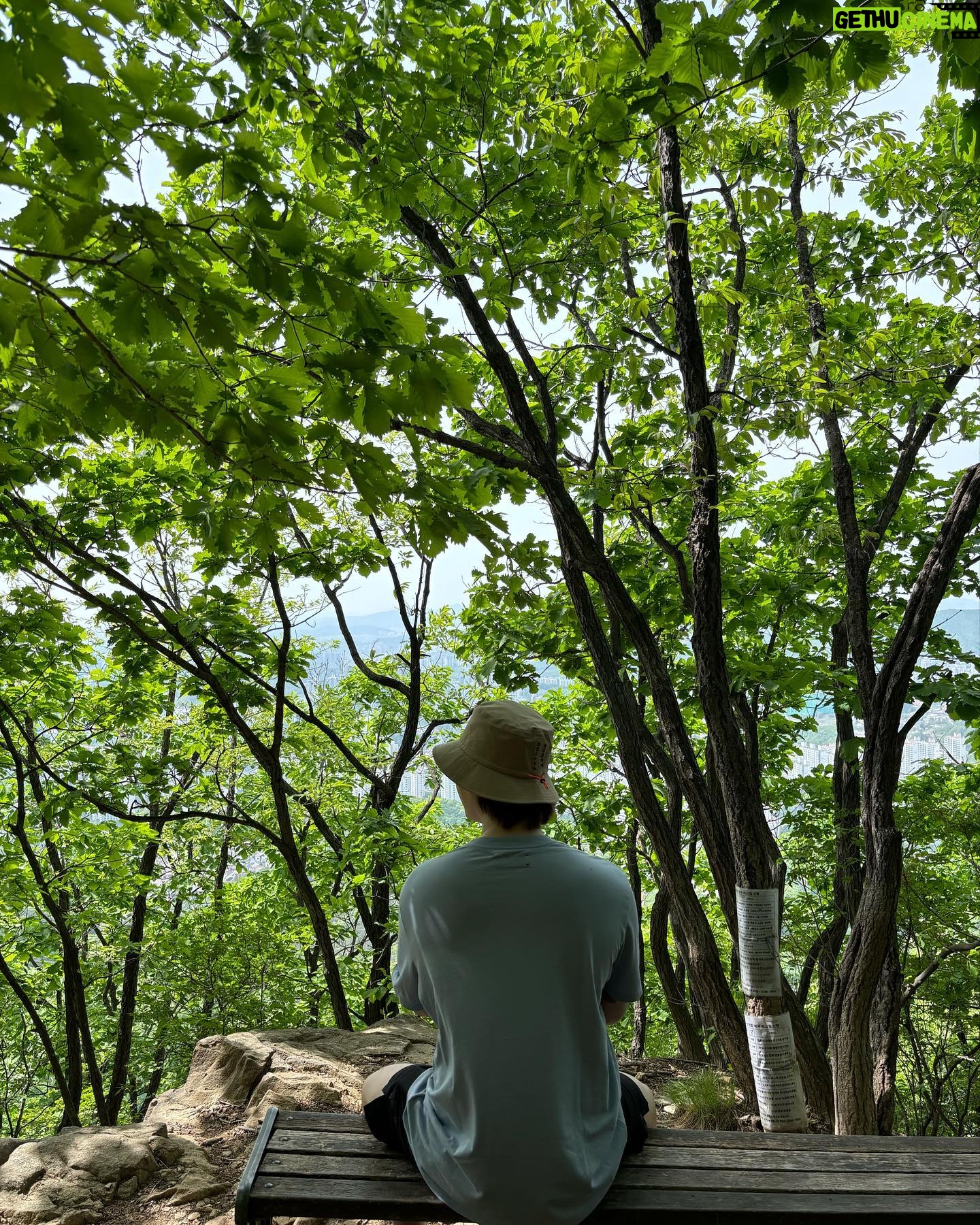 Lee Jong-suk Instagram - 가벼운 마음으로 무거운 몸을 이끌고🐌🪲🌳🌱🌷