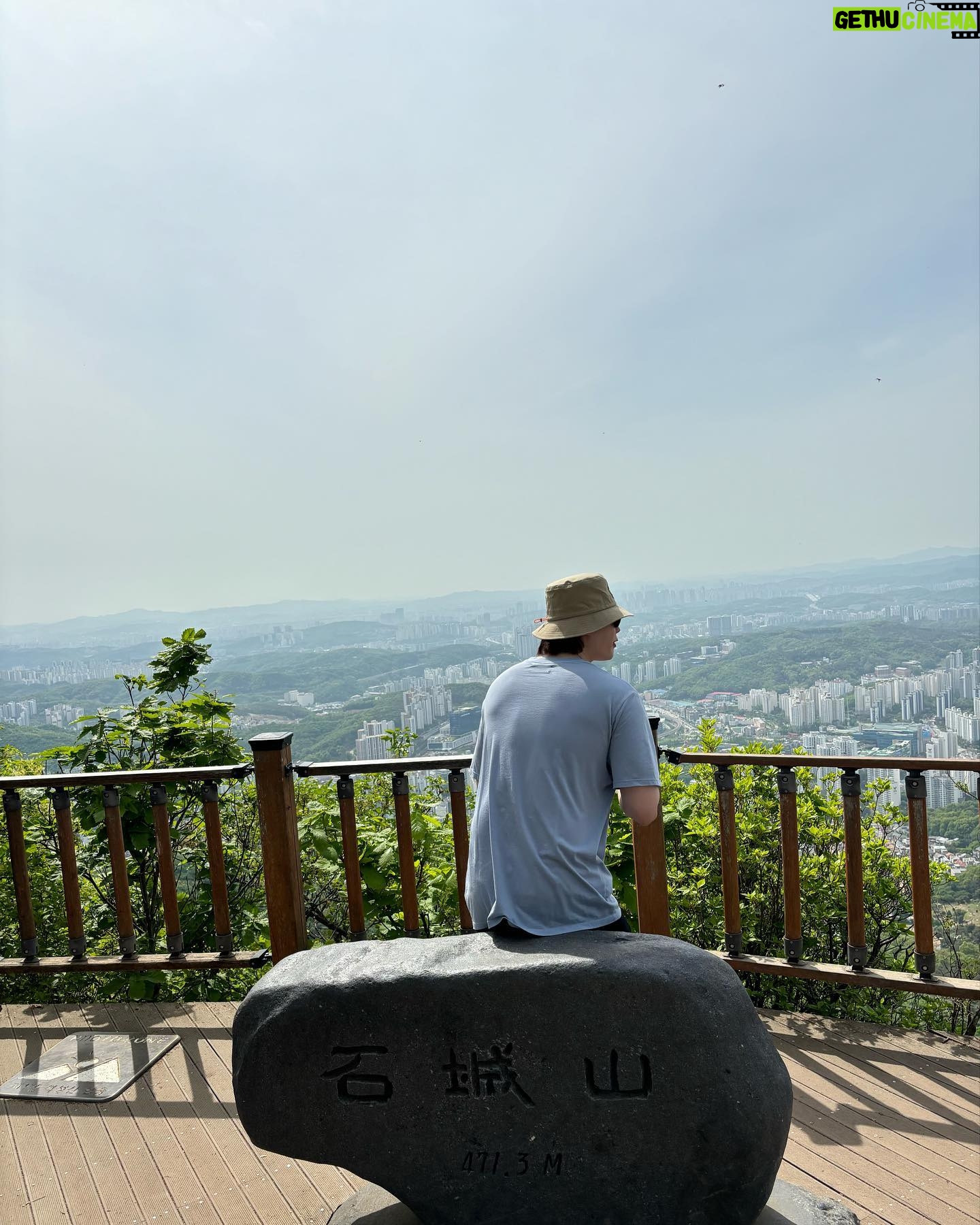 Lee Jong-suk Instagram - 가벼운 마음으로 무거운 몸을 이끌고🐌🪲🌳🌱🌷