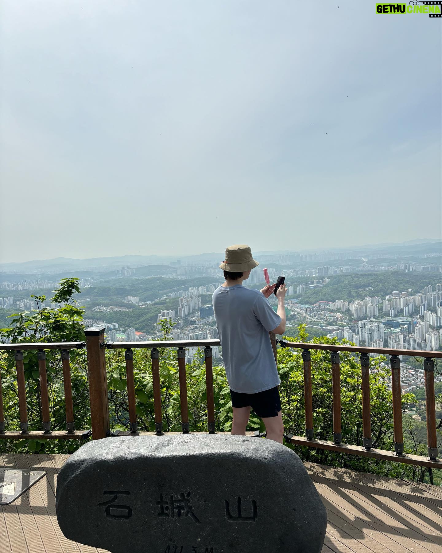 Lee Jong-suk Instagram - 가벼운 마음으로 무거운 몸을 이끌고🐌🪲🌳🌱🌷