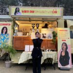 Lee Ju-bin Instagram - 늘 작품을 시작하면 커피차, 간식차를 제대로 보내주고 싶어하셨던 언니는 이번엔 커피차와 과일과 마들렌과 그 핫하다는 런던 베이글을 300개나 보내주셨다🤦🏻‍♀️ 덕분에 든든하고 행복한 촬영장이었어요 🥹 감사해요 라뷰라뷰🫶🏻💕 눈물의 여왕 막촬까지 화이팅❤️ #꽃풍선 #꺄아 #눈이와