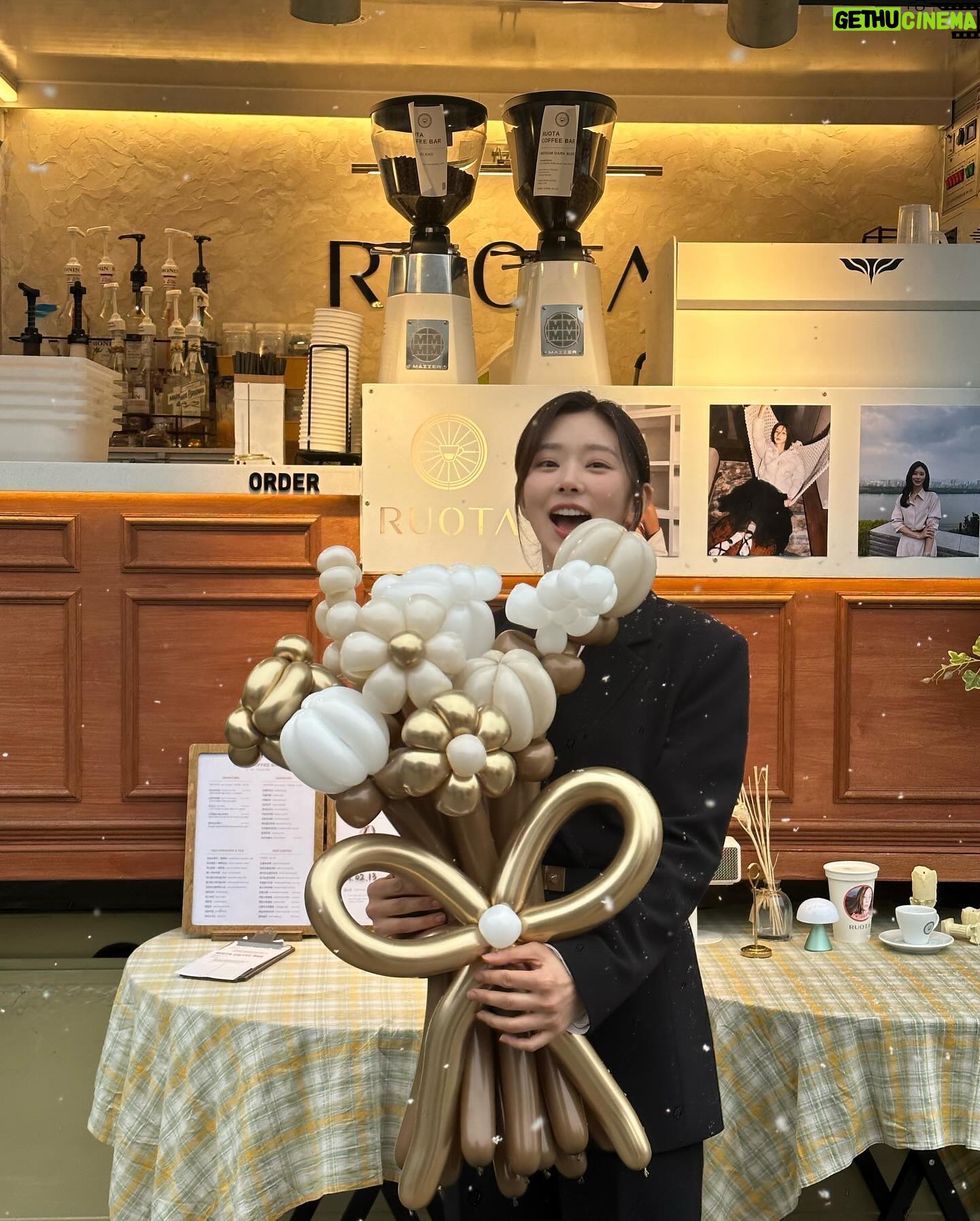 Lee Ju-bin Instagram - 늘 작품을 시작하면 커피차, 간식차를 제대로 보내주고 싶어하셨던 언니는 이번엔 커피차와 과일과 마들렌과 그 핫하다는 런던 베이글을 300개나 보내주셨다🤦🏻♀️ 덕분에 든든하고 행복한 촬영장이었어요 🥹 감사해요 라뷰라뷰🫶🏻💕 눈물의 여왕 막촬까지 화이팅❤️ #꽃풍선 #꺄아 #눈이와