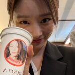 Lee Ju-bin Instagram - 늘 작품을 시작하면 커피차, 간식차를 제대로 보내주고 싶어하셨던 언니는 이번엔 커피차와 과일과 마들렌과 그 핫하다는 런던 베이글을 300개나 보내주셨다🤦🏻‍♀️ 덕분에 든든하고 행복한 촬영장이었어요 🥹 감사해요 라뷰라뷰🫶🏻💕 눈물의 여왕 막촬까지 화이팅❤️ #꽃풍선 #꺄아 #눈이와