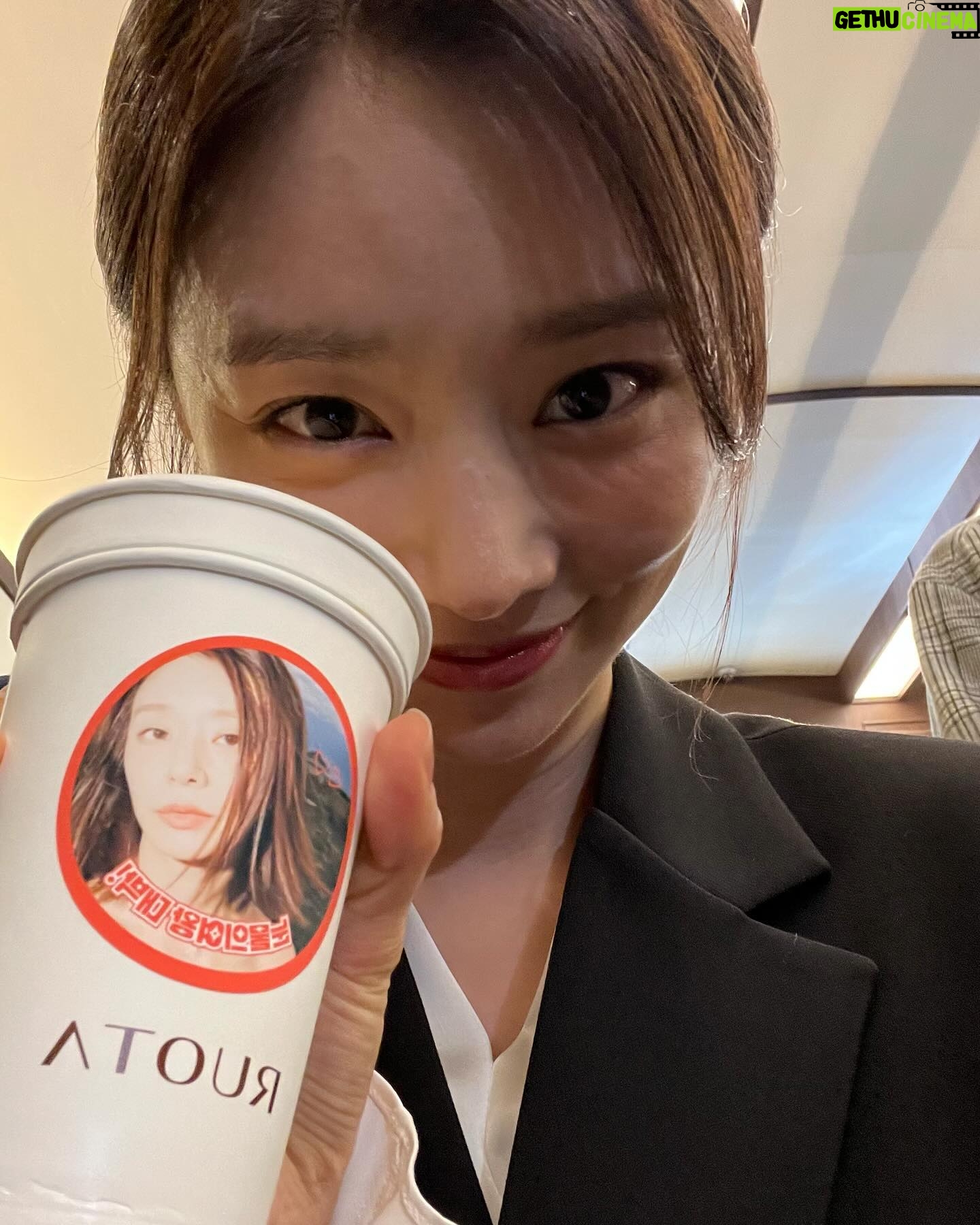 Lee Ju-bin Instagram - 늘 작품을 시작하면 커피차, 간식차를 제대로 보내주고 싶어하셨던 언니는 이번엔 커피차와 과일과 마들렌과 그 핫하다는 런던 베이글을 300개나 보내주셨다🤦🏻♀️ 덕분에 든든하고 행복한 촬영장이었어요 🥹 감사해요 라뷰라뷰🫶🏻💕 눈물의 여왕 막촬까지 화이팅❤️ #꽃풍선 #꺄아 #눈이와