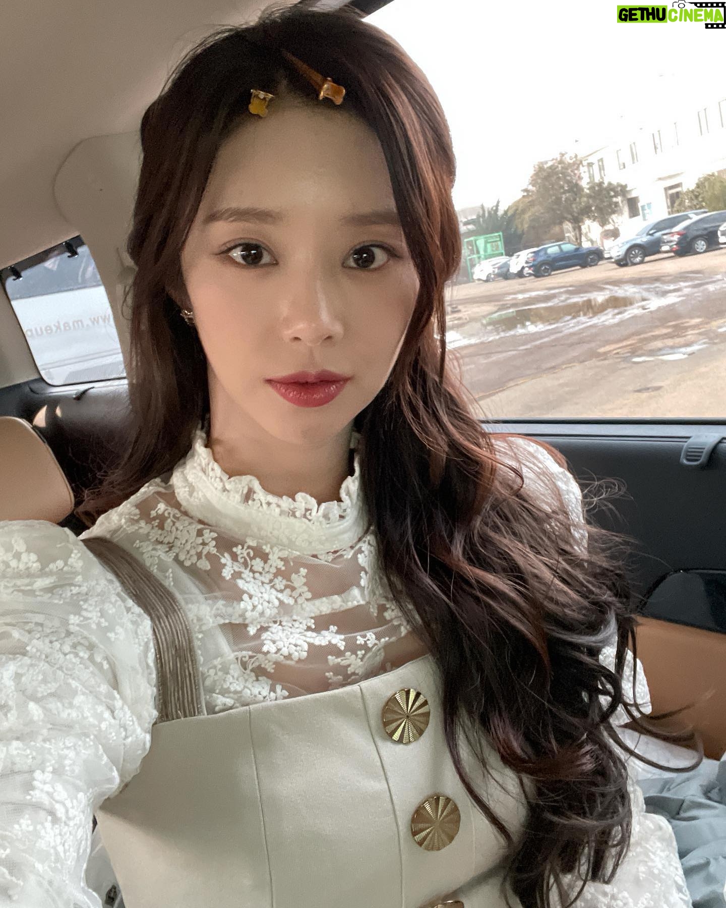 Lee Ju-bin Instagram - 앨범 즈어어어어어기 위에 있는 @netflixkr #연애대전 오세나