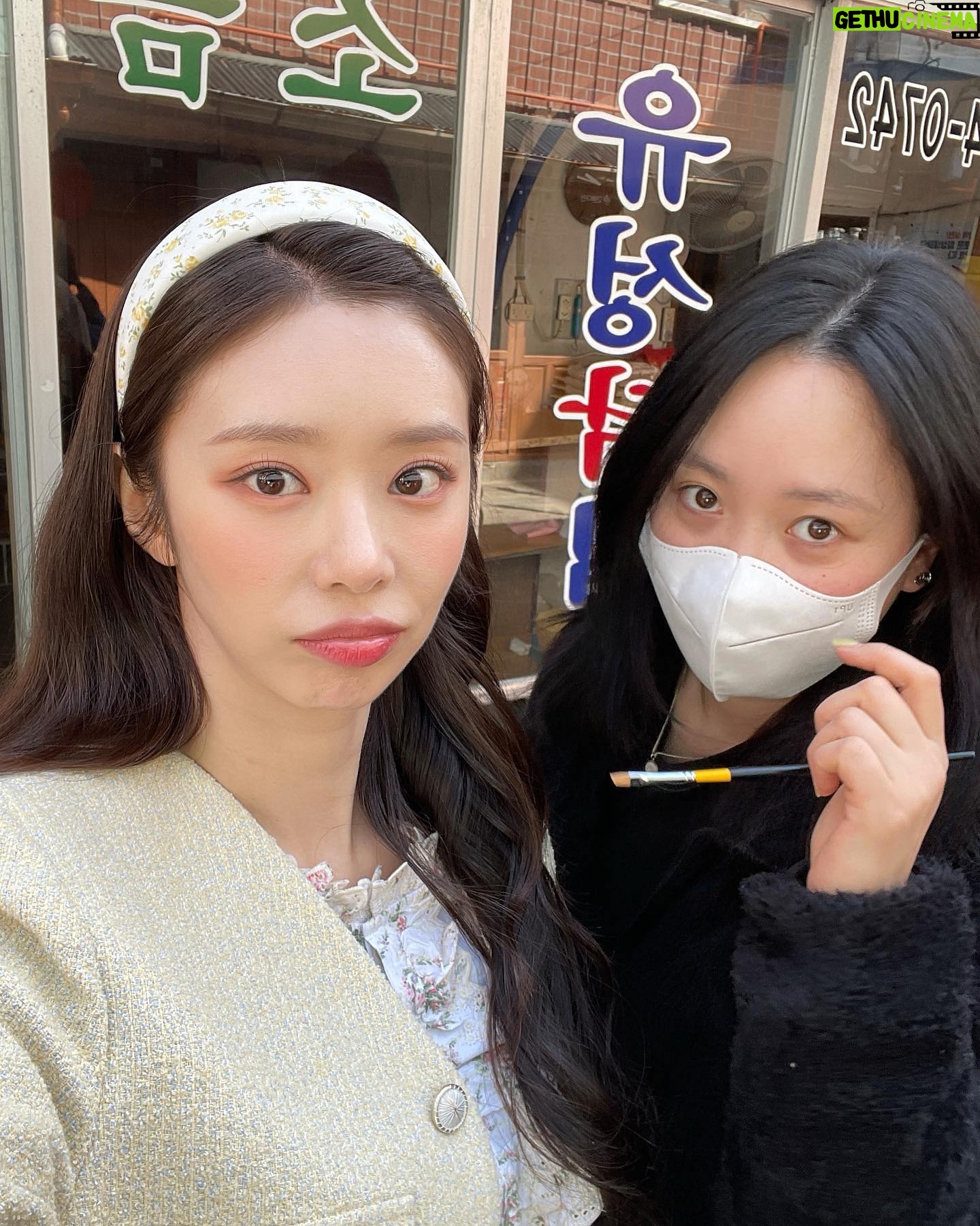 Lee Ju-bin Instagram - 앨범 즈어어어어어기 위에 있는 @netflixkr #연애대전 오세나